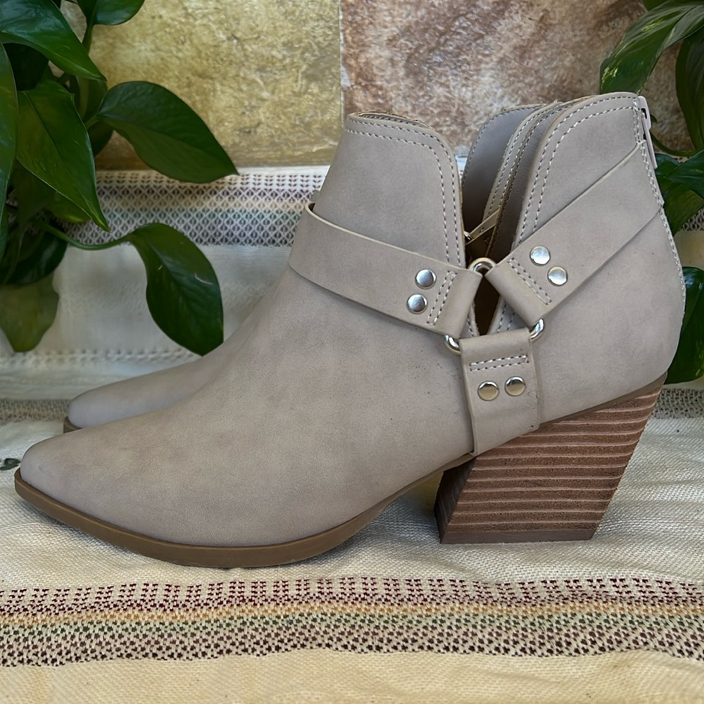 DV Dolce Vita Women’s Kramer Buckle Harness Cut-Out Taupe Ankle Heel Boots, 8.5 - Picture 5 of 17